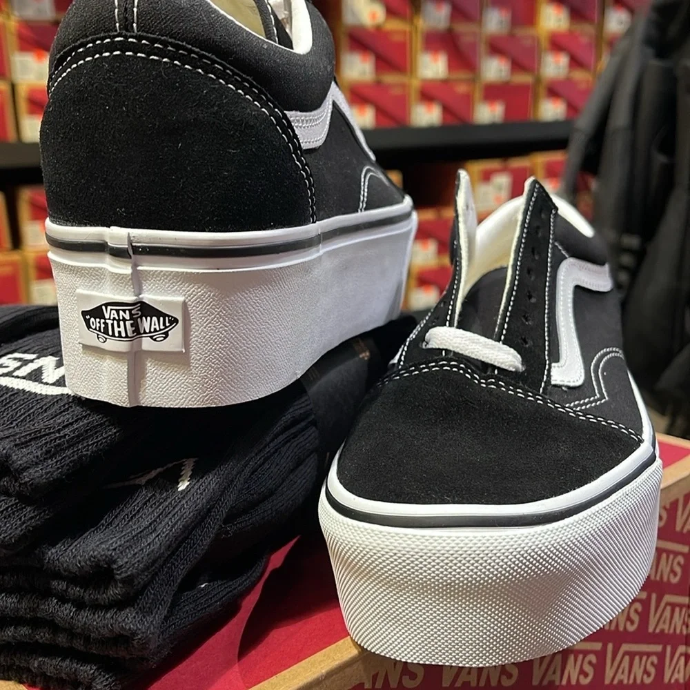 Vans WMNS Old Skool Stackform
Suede/Canvas Black/True Wht
VN0A7Q5M6BT Platforms - Picture 10 of 16